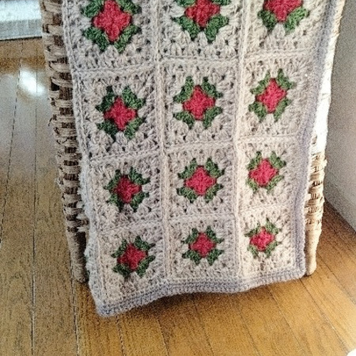 薔薇モチーフ 手編み ひざ掛け ブランケット ピンク ウール 薔薇モチーフ 手編み ひざ掛け ブランケット ピンク ウール ✩.*˚ 薔薇