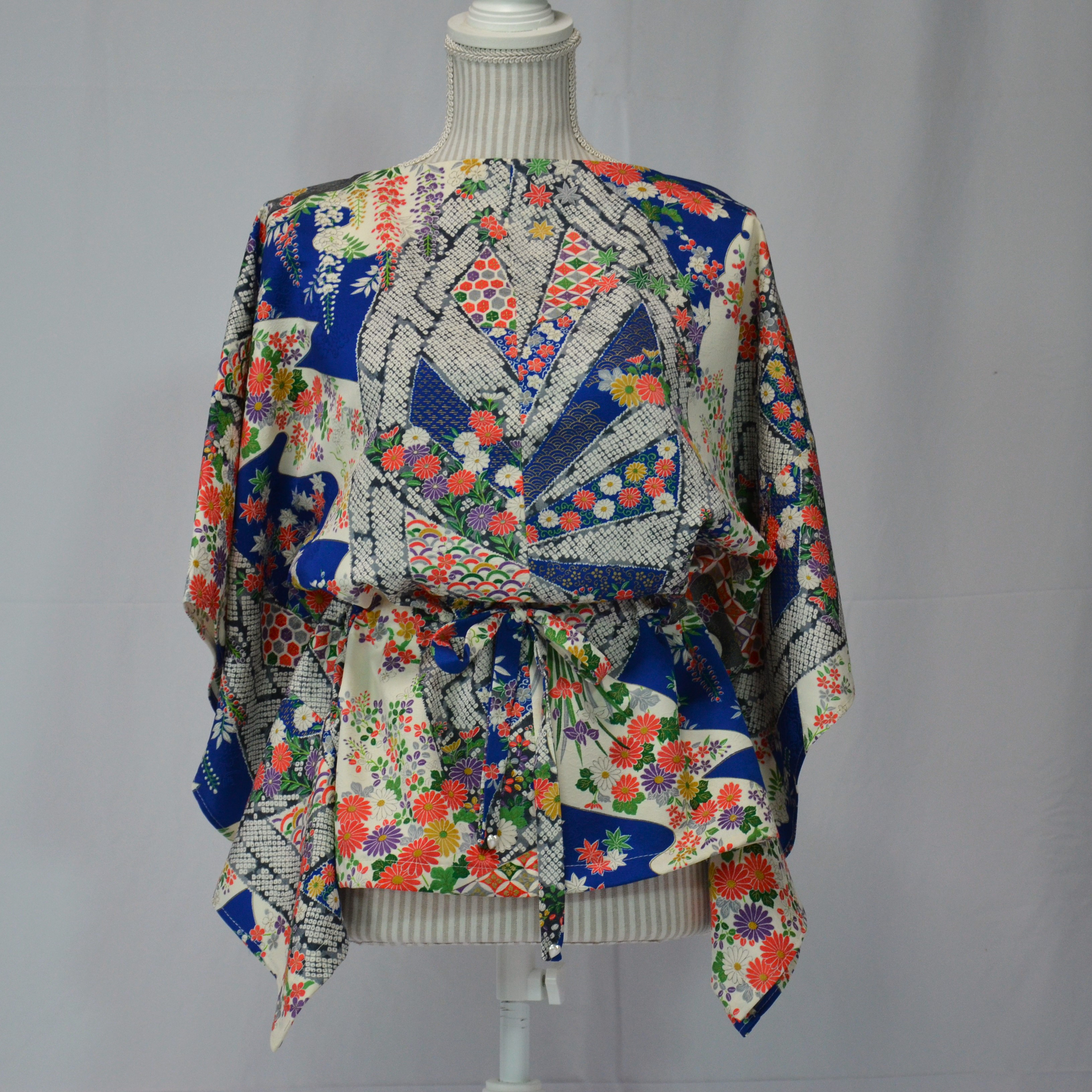 源氏車に四季の花と亀甲や七宝繋ぎが集うあでやかなブラウス