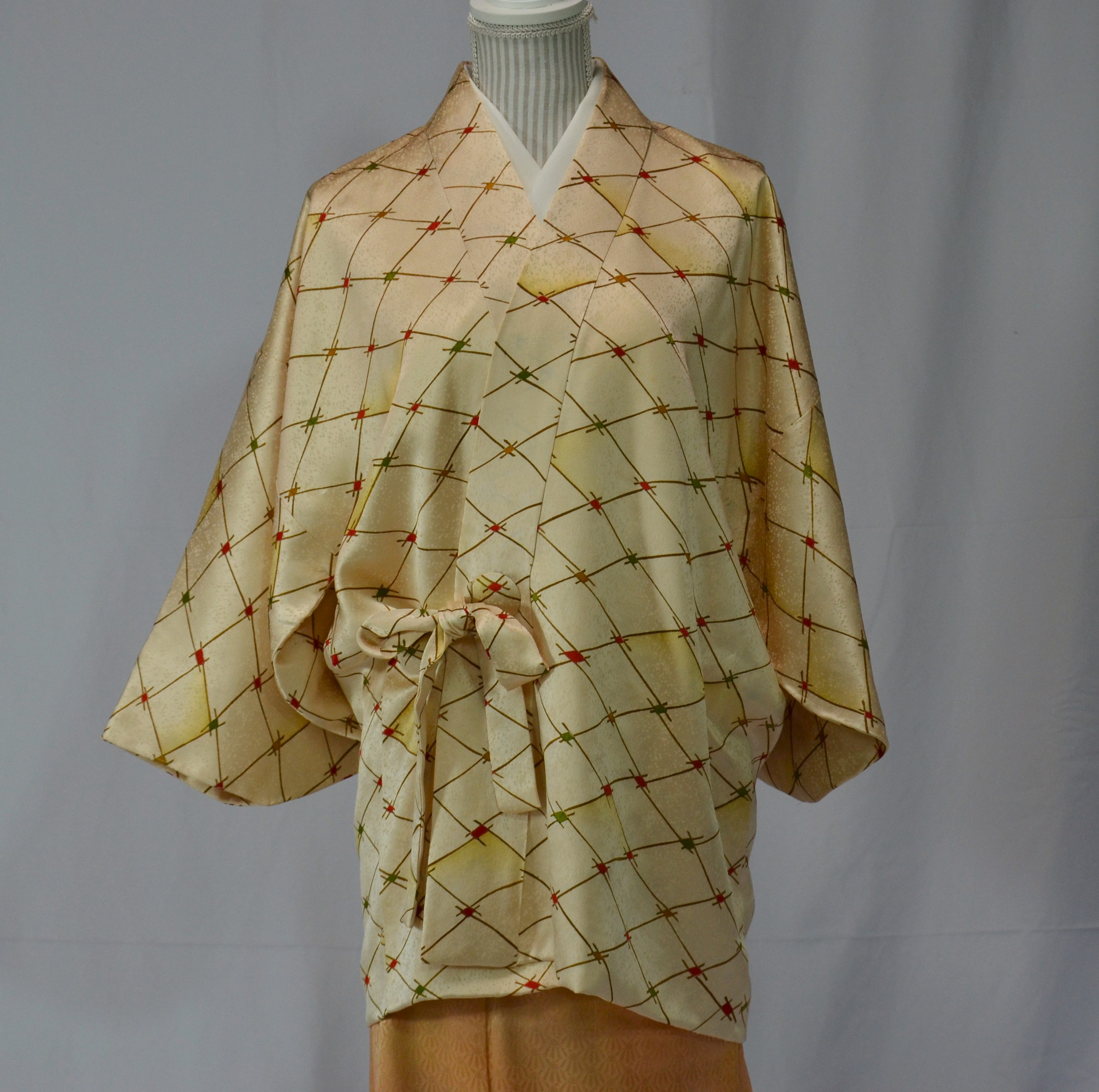練色綸子にシャープに行き交うボーダーを金色がほんのり染める粋な和着