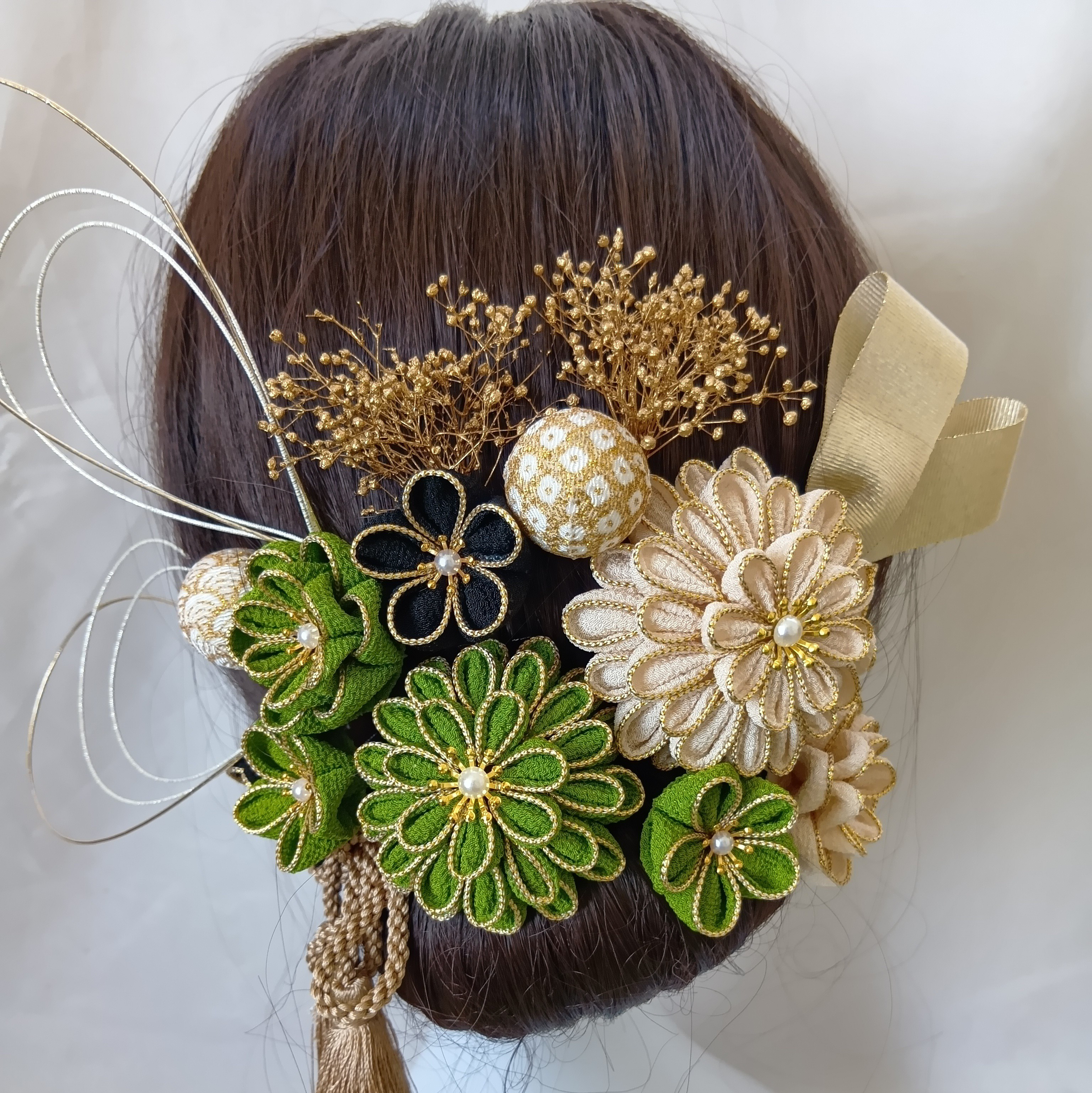 【受注制作】黄緑　生成　黒　成人式　髪飾り　つまみ細工　ちりめん　卒業式　結婚式　和装　袴　タッセル　和玉　かすみ草