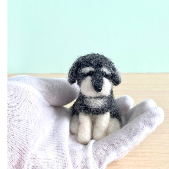 羊毛フェルト　ミニチュアシュナウザー　茶色ちゃん ミニミニサイズ シュナさん完成しました🥰 高さ10㎝になり、13