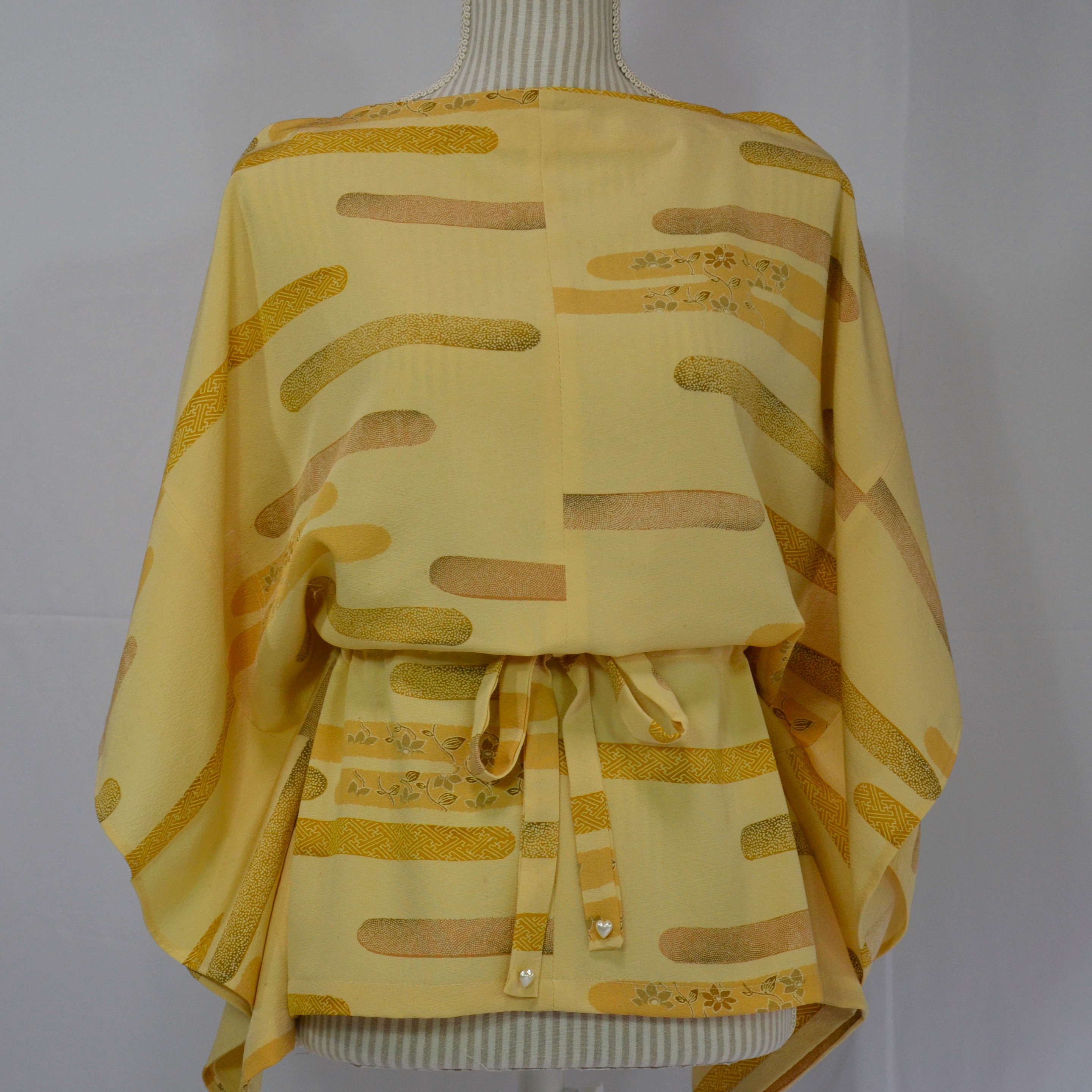 のどかな霞に古典文様を閉じ込めた、渋く穏やかな窃黄色のブラウス