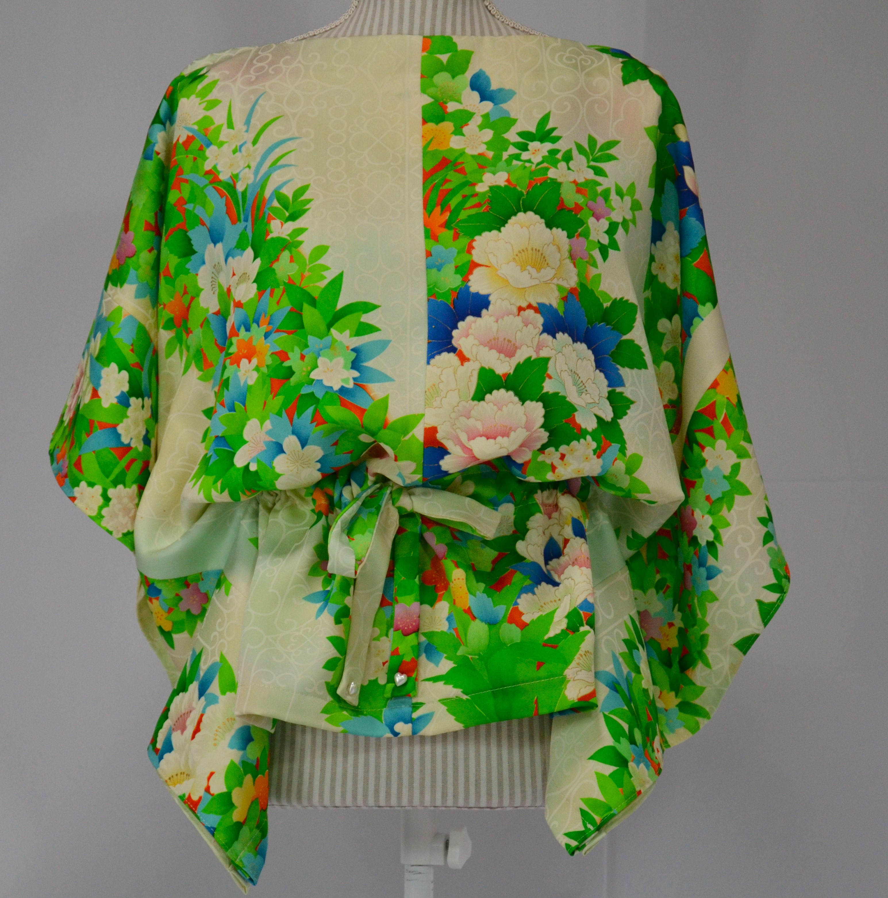 白地に流れるような大きな花と緑のブラウス