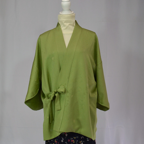 青丹色。小さな菊の花と銀杏が織り出されたトラディショナルな和着