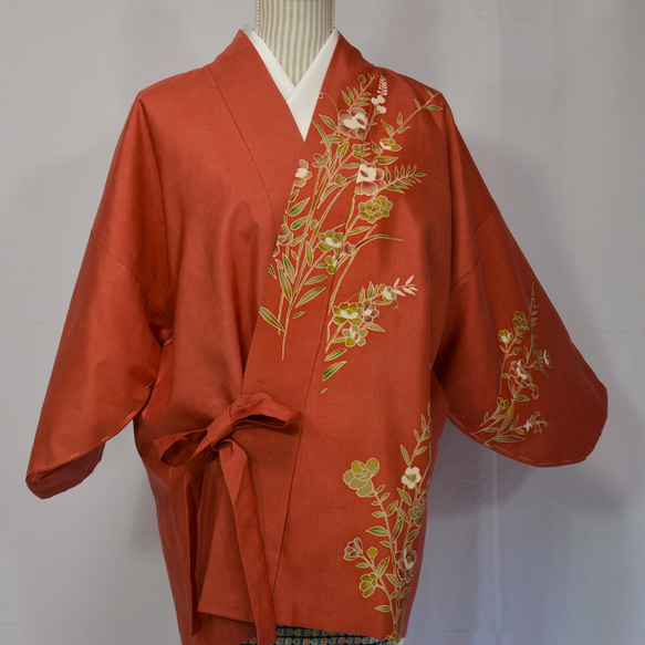 洗朱の紬にイラストタッチな花模様を若苗色で描いた和着 着物 jinza