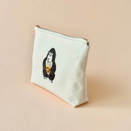 手刺繍＊帆布のファスナーポーチ（ゴリラとバナナジュース） ポーチ