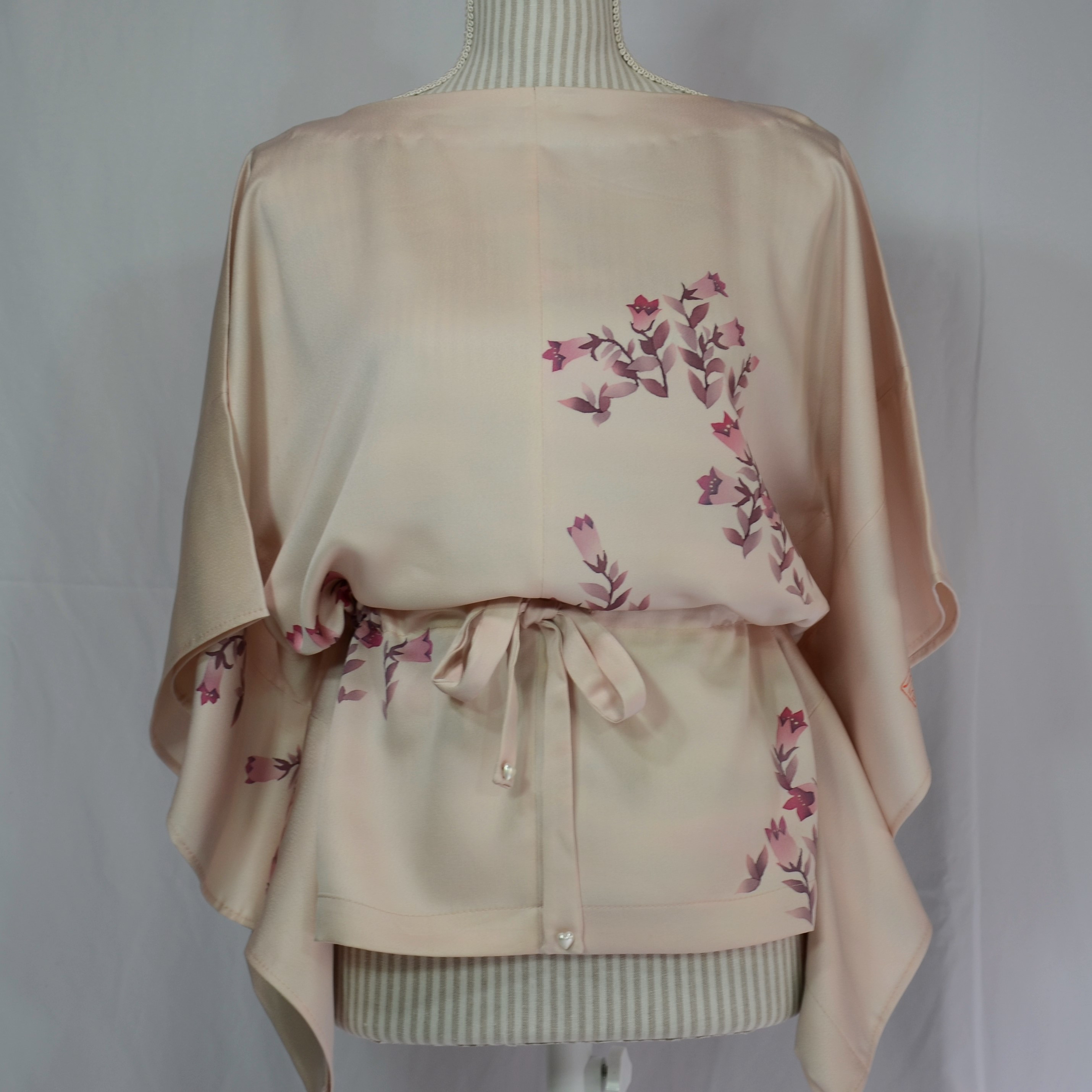 愛らしい花の小さなつぶやきを集めた藤袴色のブラウス