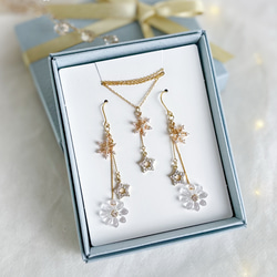 さ*ち様 【未使用品】コレクション整理品　指輪／ネックレス／イヤリング 氷花と冬のきらめき 耳飾り&ネックレス ホリデーボックス2025 ピアス