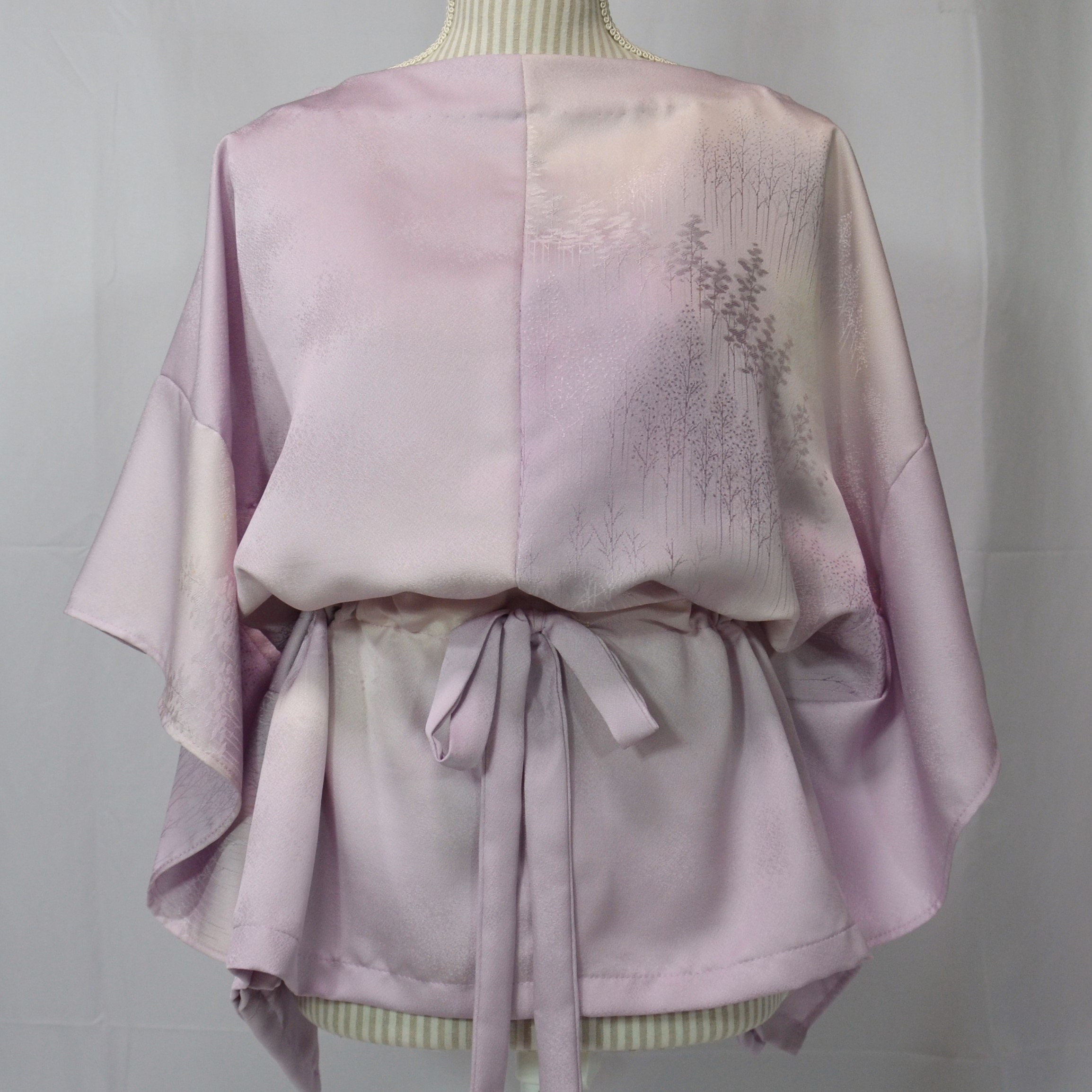 淡藤色と乳色を染め分けた綸子に、伸びやかな木々が集うブラウス