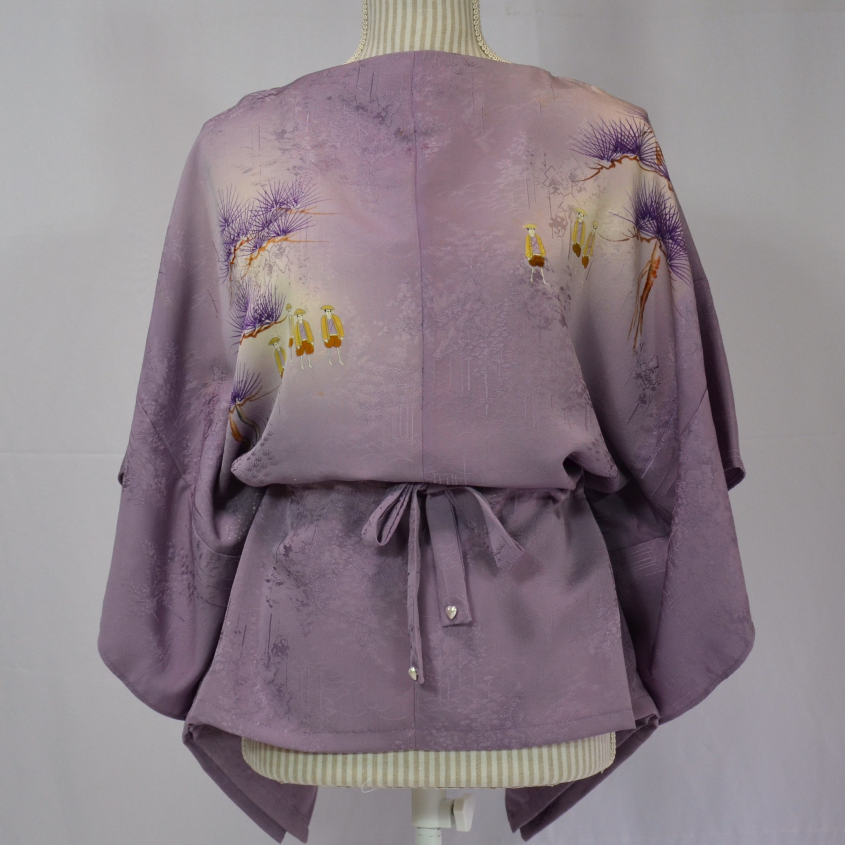 雪もよいの森に彷徨う小者たちをコミカルに描いた滅紫のブラウス