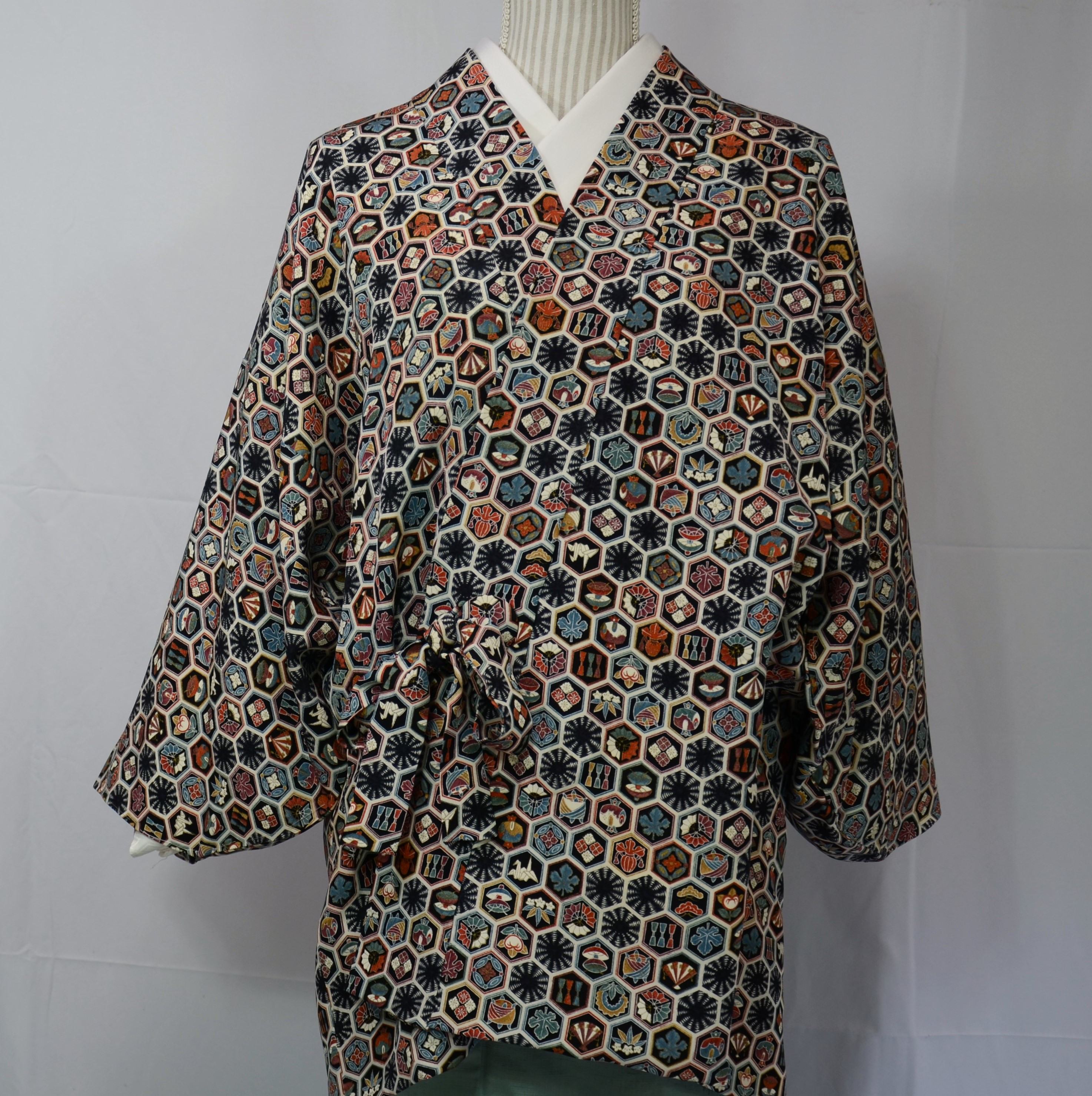 洗練の器物を、茶と薄藍のフュージョンで愉しむ亀甲紋様の和着