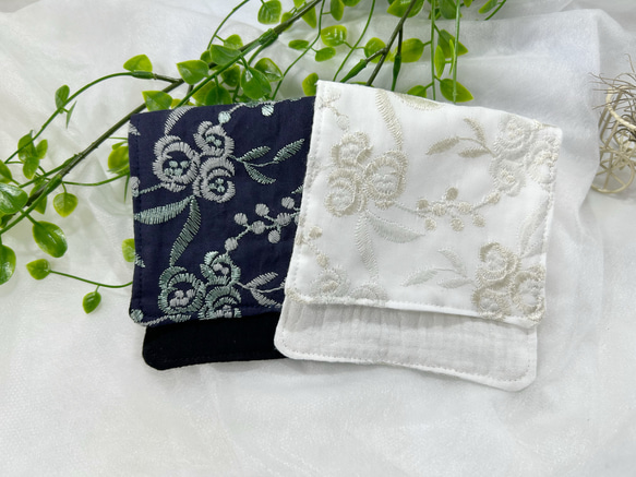 豪華な花柄刺繍と優しいぽこぽこダブルガーゼのハーフサイズハンカチ