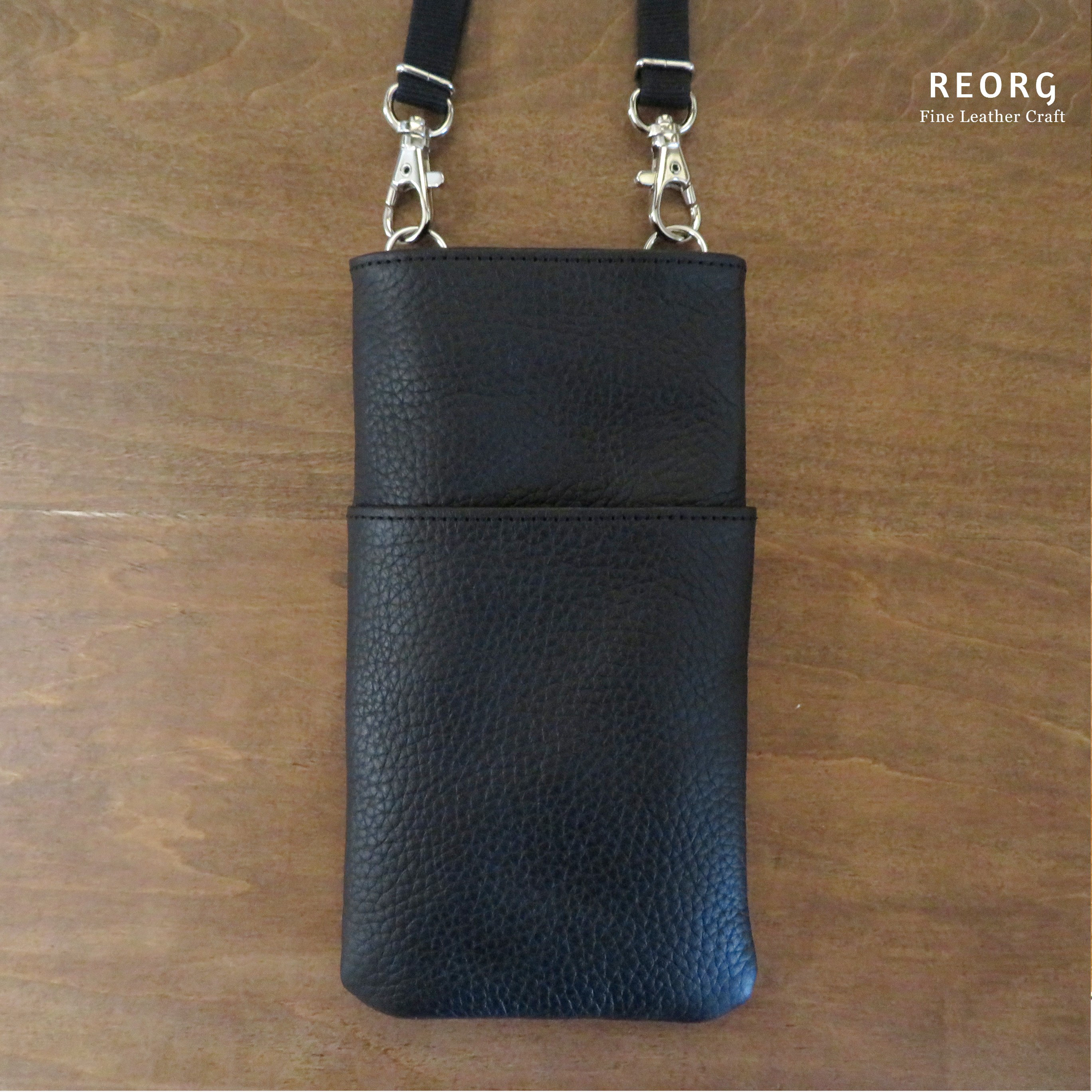 出し入れ簡単！本革スマホポーチ