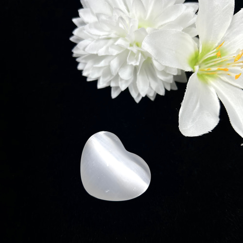 セレナイト 41mm ハート型 過去世を知る～癒しの天然キャッツアイ