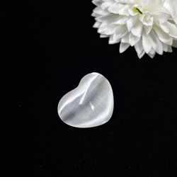 セレナイト 41mm ハート型 過去世を知る～癒しの天然キャッツアイ