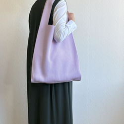 まるで服を着ているような、軽くて大きなニットトートバッグ　『推し活うちわ』がすっぽり収まるよ♪【うすラベンダー】 2枚目の画像