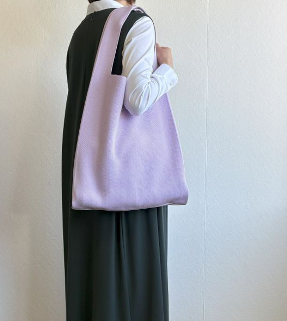 まるで服を着ているような、軽くて大きなニットトートバッグ　『推し活うちわ』がすっぽり収まるよ♪【うすラベンダー】 2枚目の画像