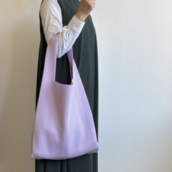 まるで服を着ているような、軽くて大きなニットトートバッグ　『推し活うちわ』がすっぽり収まるよ♪【うすラベンダー】 3枚目の画像