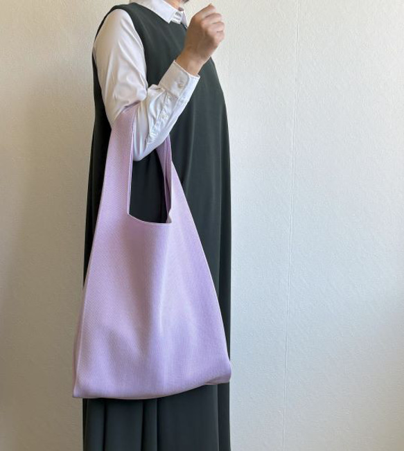 まるで服を着ているような、軽くて大きなニットトートバッグ　『推し活うちわ』がすっぽり収まるよ♪【うすラベンダー】 3枚目の画像