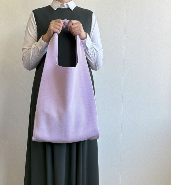 まるで服を着ているような、軽くて大きなニットトートバッグ　『推し活うちわ』がすっぽり収まるよ♪【うすラベンダー】 5枚目の画像