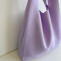 まるで服を着ているような、軽くて大きなニットトートバッグ　『推し活うちわ』がすっぽり収まるよ♪【うすラベンダー】 4枚目の画像