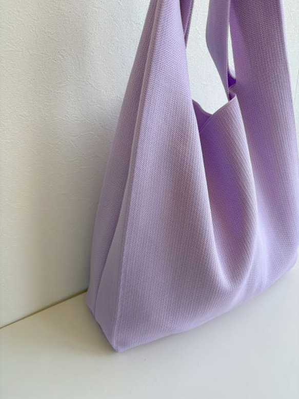 まるで服を着ているような、軽くて大きなニットトートバッグ　『推し活うちわ』がすっぽり収まるよ♪【うすラベンダー】 4枚目の画像