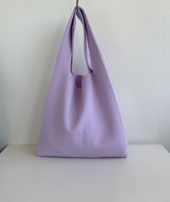 まるで服を着ているような、軽くて大きなニットトートバッグ　『推し活うちわ』がすっぽり収まるよ♪【うすラベンダー】 1枚目の画像