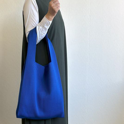 まるで服を着ているような、軽くて大きなニットトートバッグ　『推し活うちわ』がすっぽり収まるよ♪【ブルー】 5枚目の画像