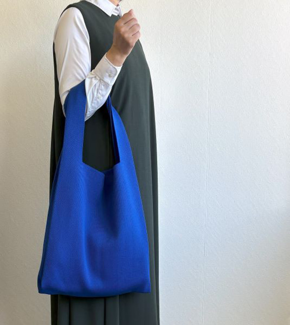 まるで服を着ているような、軽くて大きなニットトートバッグ　『推し活うちわ』がすっぽり収まるよ♪【ブルー】 5枚目の画像