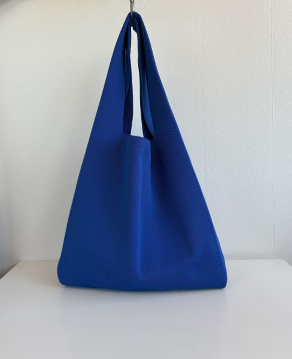 まるで服を着ているような、軽くて大きなニットトートバッグ　『推し活うちわ』がすっぽり収まるよ♪【ブルー】 1枚目の画像