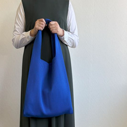 まるで服を着ているような、軽くて大きなニットトートバッグ　『推し活うちわ』がすっぽり収まるよ♪【ブルー】 2枚目の画像