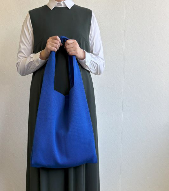 まるで服を着ているような、軽くて大きなニットトートバッグ　『推し活うちわ』がすっぽり収まるよ♪【ブルー】 2枚目の画像