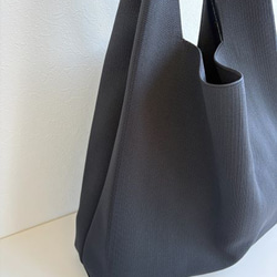 まるで服を着ているような、軽くて大きなニットトートバッグ　『推し活うちわ』がすっぽり収まるよ♪【ブラック】 4枚目の画像