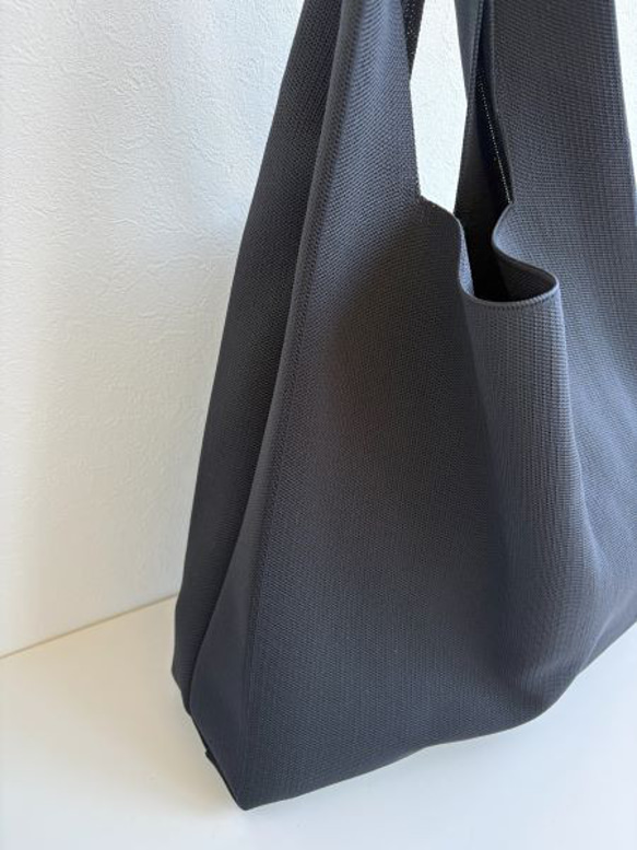 まるで服を着ているような、軽くて大きなニットトートバッグ　『推し活うちわ』がすっぽり収まるよ♪【ブラック】 4枚目の画像