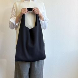 まるで服を着ているような、軽くて大きなニットトートバッグ　『推し活うちわ』がすっぽり収まるよ♪【ブラック】 5枚目の画像