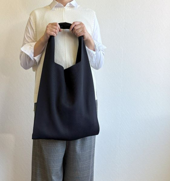 まるで服を着ているような、軽くて大きなニットトートバッグ　『推し活うちわ』がすっぽり収まるよ♪【ブラック】 5枚目の画像