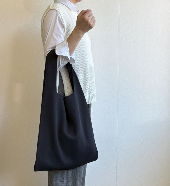 まるで服を着ているような、軽くて大きなニットトートバッグ　『推し活うちわ』がすっぽり収まるよ♪【ブラック】 3枚目の画像