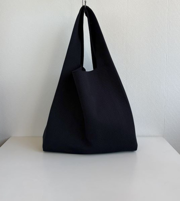 まるで服を着ているような、軽くて大きなニットトートバッグ　『推し活うちわ』がすっぽり収まるよ♪【ブラック】 1枚目の画像