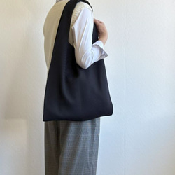 まるで服を着ているような、軽くて大きなニットトートバッグ　『推し活うちわ』がすっぽり収まるよ♪【ブラック】 2枚目の画像