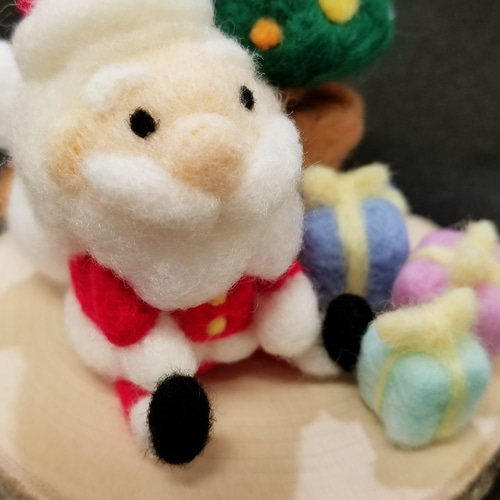 羊毛フェルト クリスマス ひとやすみサンタさん～ツリーと