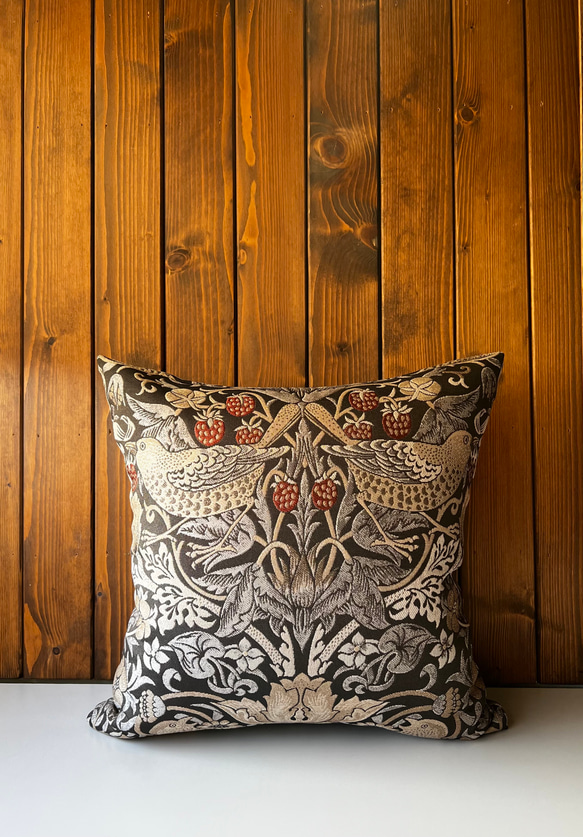 SALE!!】【クッションカバー】【日本製】ウィリアム•モリス いちご泥棒