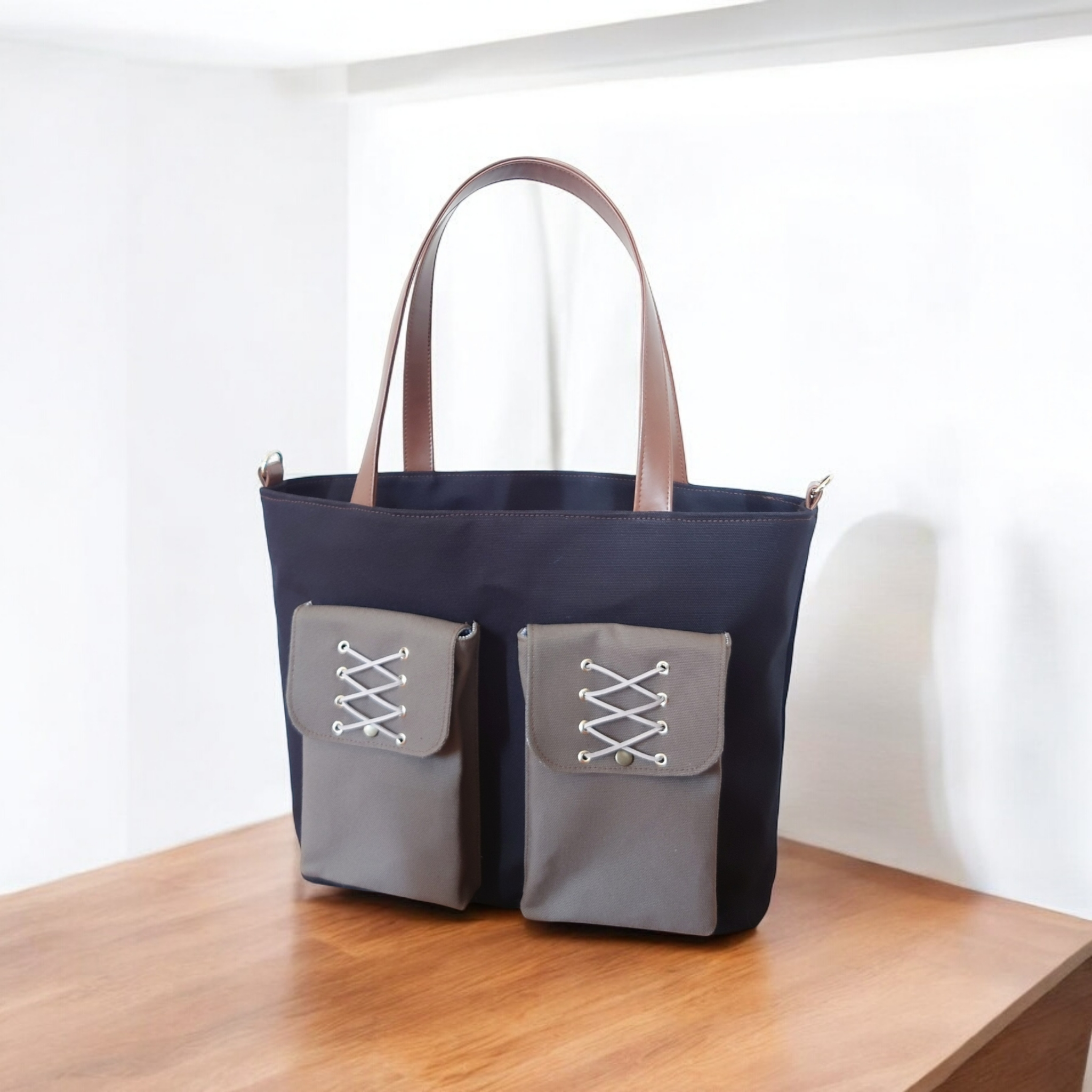 黒とスモーキーグレー帆布と焦げ茶pvcレザーの編み上げポケットのトートバッグ