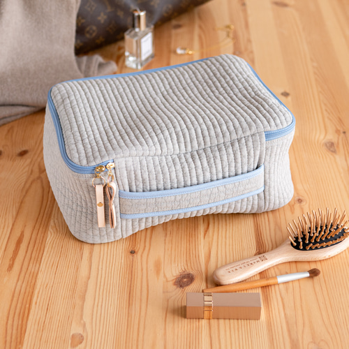 ヌビキルトのトラベルバニティポーチ（ライトグレー×くすみブルー