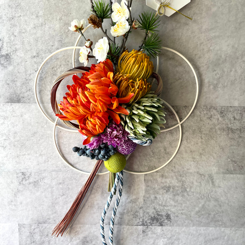 白いダリアとカラー、白ポンポンマムの水引飾り ホワイトゴールド 梅