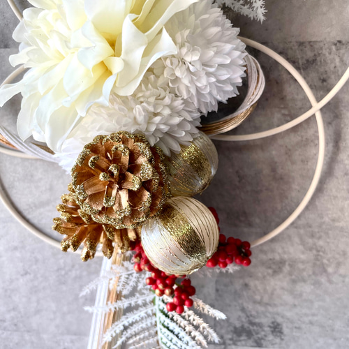 白いダリアとカラー、白ポンポンマムの水引飾り ホワイトゴールド 梅