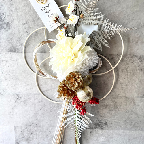 白いダリアとカラー、白ポンポンマムの水引飾り ホワイトゴールド 梅