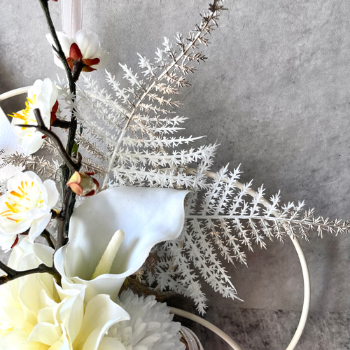 白いダリアとカラー、白ポンポンマムの水引飾り ホワイトゴールド 梅