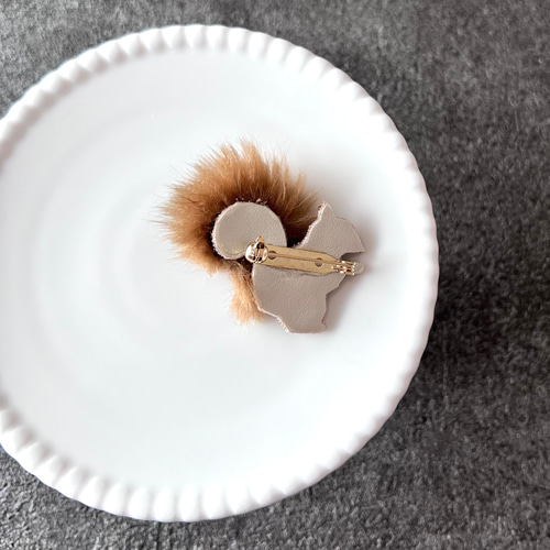 リスのブローチ 金茶 オートクチュール刺繍 ブローチ La mienne