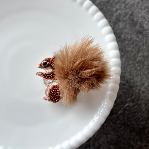 リスのブローチ 金茶 オートクチュール刺繍 ブローチ La mienne