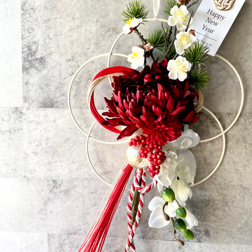 赤いマムと胡蝶蘭、白ポンポンマムのレッドゴールド水引飾り 梅 正月